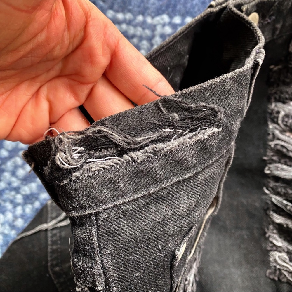 🖤 EDGY BLACK DISTRESSED DENIM SHORTS! - Picture 10 of 13